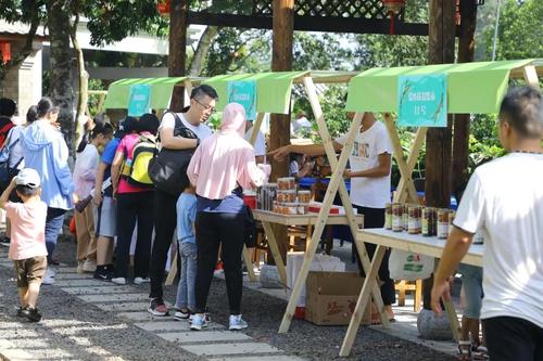 秀英區(qū):愛心扶貧集市銷售火爆 特色農(nóng)產(chǎn)品供不應求