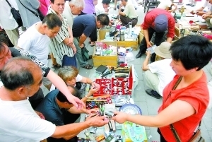 跳蚤市場開張首日盛況空前 六萬市民蜂擁而至“淘寶”
